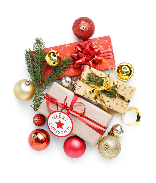 Κουτιά δώρων με μπάλες Χριστουγέννων και κλαδιά ελάτης σε λευκό φόντο - Φωτογραφία, εικόνα