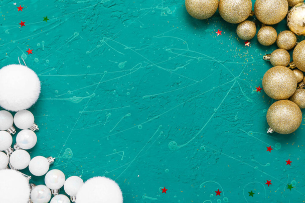 Рамка из рождественских шаров и звезд на фоне гранжа - Фото, изображение