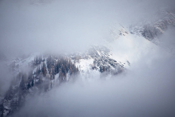 Schöne Aussicht auf die schneebedeckten Berge, Nebel im Vordergrund - Foto, Bild