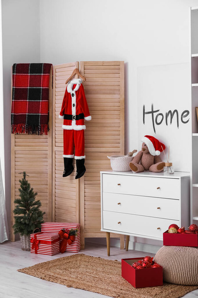 Innenraum des Kinderzimmers mit Weihnachtsmann-Pyjamas auf Klappleinwand - Foto, Bild