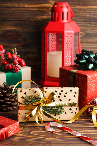 Vánoční dárky s lucernou na dřevěném stole, detailní záběr - Fotografie, Obrázek