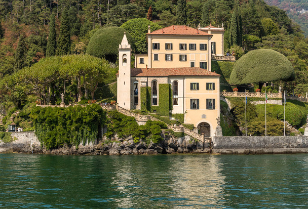 Villa del Balbianello egy történelmi épület Lennoban, a Comói-tó partján, Lombardia, Olaszország. - Fotó, kép