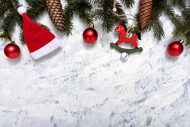テキストのコピースペースと白い灰色の背景にモミの木の枝、松のコーンやクリスマスの装飾品のクリスマス構成。クリスマスと新年のコンセプト. - 写真・画像