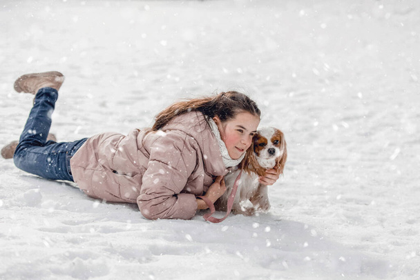 Мила дівчина грає з собакою на вулиці
 - Фото, зображення