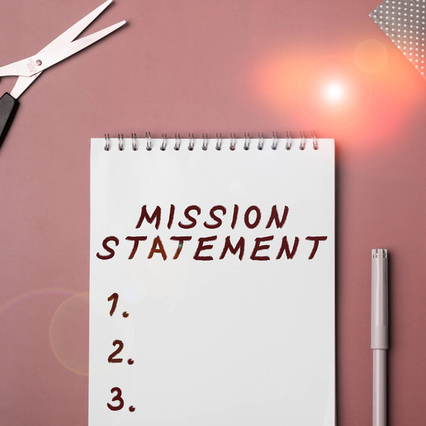 Escrevendo exibindo texto Declaração de Missão, Palavra Escrito em Resumo formal dos objetivos e valores de uma empresa - Foto, Imagem