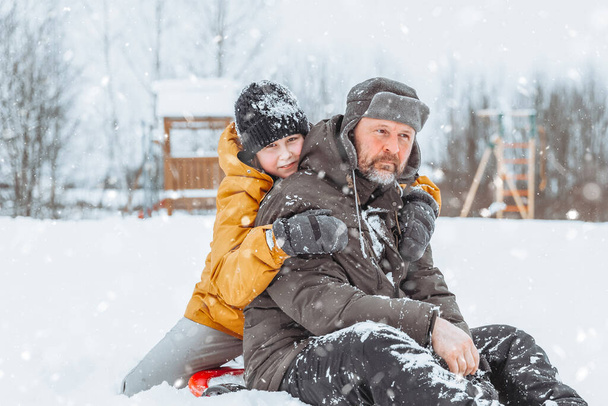 Padre e hija caminando por el paisaje nevado, caminata familiar en el parque de invierno. - Foto, imagen