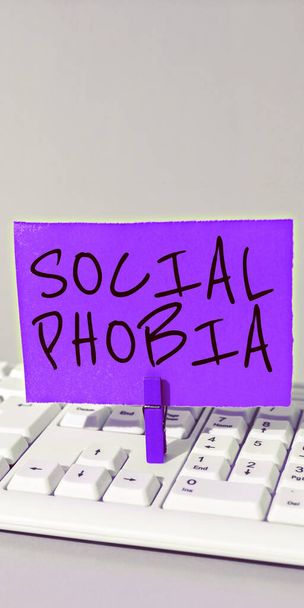 Подпись под текстом, представляющая социальную фобию, деловой показ подавляющего страха перед социальными ситуациями, которые являются тревожными - Фото, изображение