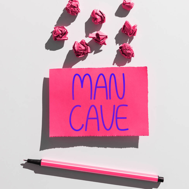 Segnaletica che mostra Man Cave, Business idea una stanza, uno spazio o un'area di un'abitazione riservata ad un uomo - Foto, immagini