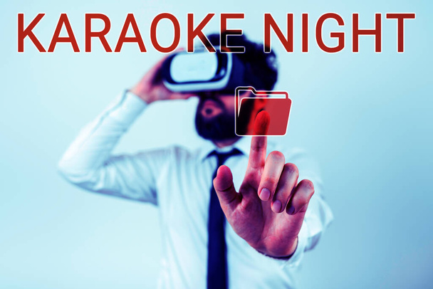 Εννοιολογική προβολή Karaoke Night, Επιχειρηματική επισκόπηση Ψυχαγωγία τραγουδώντας κατά μήκος ορχηστρική μουσική που παίζεται από μια μηχανή - Φωτογραφία, εικόνα