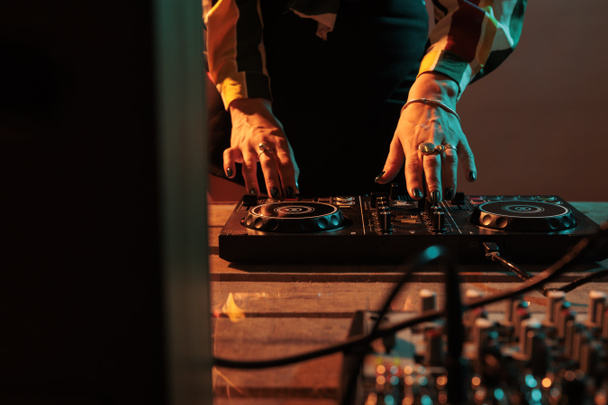 Ženské hudebnice pomocí míchání gramofonů hrát hudbu na párty, baví s audio DJ zařízení pro techno performance. Přehrávání stereo zvuků s elektronikou, mikrofonem a sluchátky. - Fotografie, Obrázek