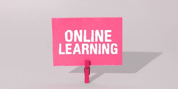Знак відображення онлайн навчання, бізнес концепції Ларнінг за допомогою Інтернету і комп'ютера - Фото, зображення