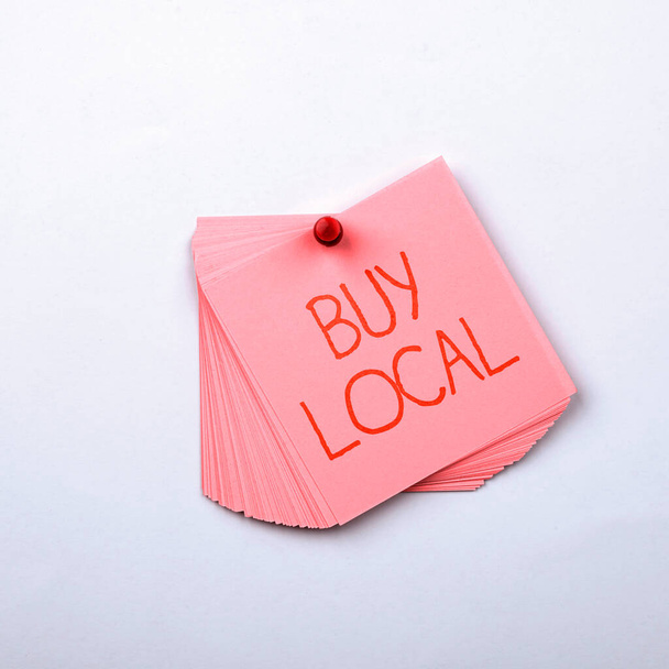 Текстовий знак, що показує Купити локальний, бізнес-концепцію Патронізуючі продукти, які є оригінальними або рідними
 - Фото, зображення