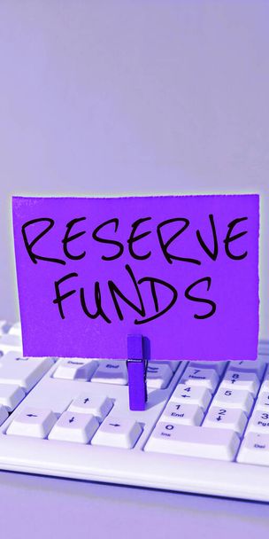 Textový nápis ukazující rezervní fondy, Slovo napsané o penězích uvolněných z banky na zálohování neúspěšného obchodního plánu - Fotografie, Obrázek
