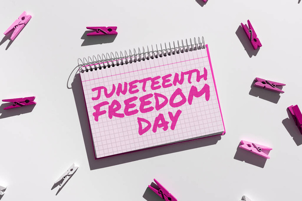 Inspiráció mutató jel Juneteenth Freedom Day, Internet Concept jogi ünnep az Egyesült Államokban emlékére a végén rabszolgaság - Fotó, kép