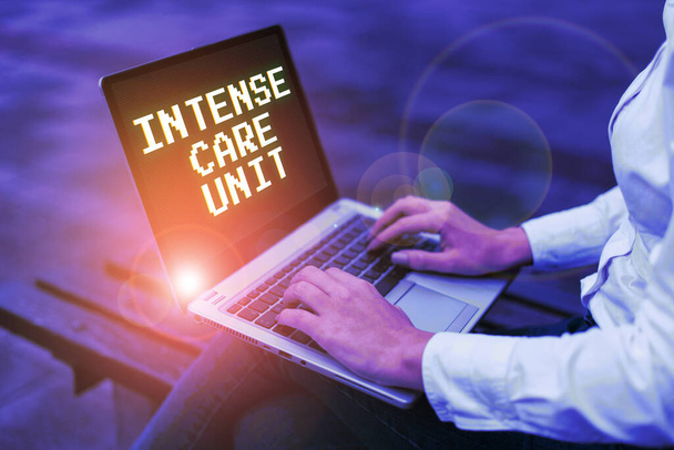 Pisanie tekstu Intense Care Unit, Concept oznacza oddział w szpitalu prowadzący intensywną opiekę nad ciężko chorymi lub rannymi - Zdjęcie, obraz