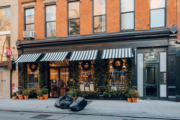 Nowy Jork, USA - 21 listopada 2022: Uroczysty sklep Sezane na Elizabeth Street w Nolita, urokliwej i ekskluzywnej dzielnicy Manhattanu słynącej ze sklepów i restauracji. - Zdjęcie, obraz