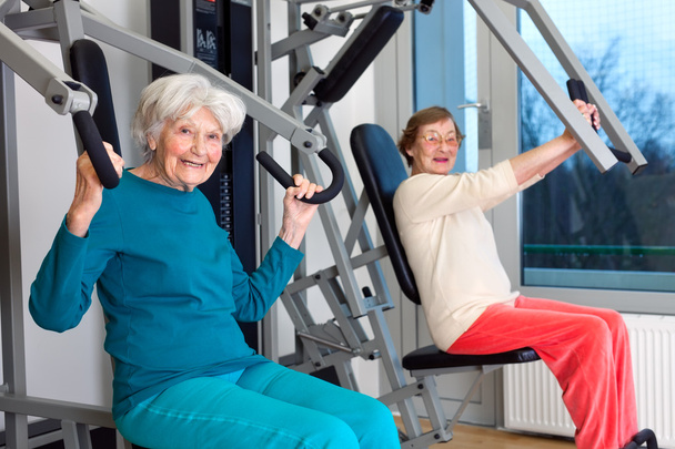 Seniorinnen trainieren im Fitnessstudio - Foto, Bild