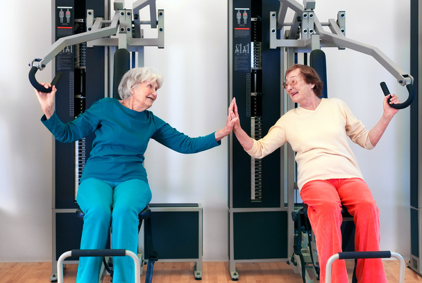 Senior naiset liikunta kuntosalilla
 - Valokuva, kuva
