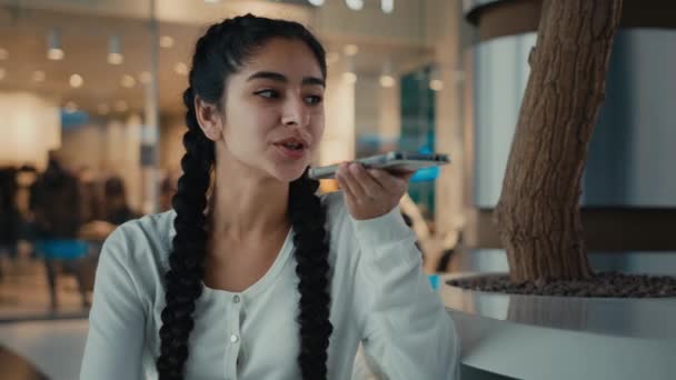 Arabische Studentin Mädchen aus dem Nahen Osten zeichnet Sprachnachricht in Mobiltelefon auf, sagt Audio-Text-Gespräche über Lautsprecher setzt Erinnerungsbefehl Virtuelle Hilfe nutzt drahtlose Technologie in Einkaufszentrum - Filmmaterial, Video
