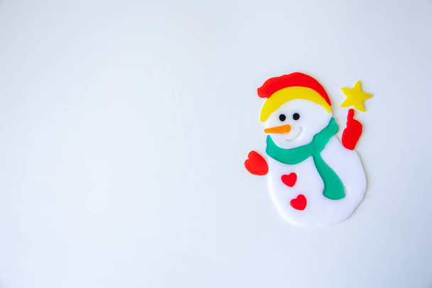 Iloinen lumiukko kirkkaalla taustalla, käsite talvilomat, uusi vuosi ja joulu - Valokuva, kuva