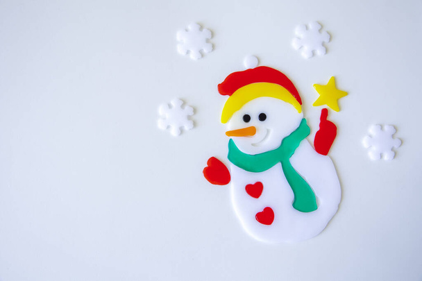 Muñeco de nieve alegre sobre un fondo brillante, el concepto de vacaciones de invierno, Año Nuevo y Navidad - Foto, imagen