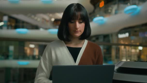 Жінка працює віддалено з студенткою-фрілансеркою ноутбука, яка друкує комп'ютер за допомогою онлайн-мережі для роботи, вивчаючи балакання в соціальних мережах бізнес-леді, яка переглядає інтернет в приміщеннях віддаленого торгового центру - Кадри, відео
