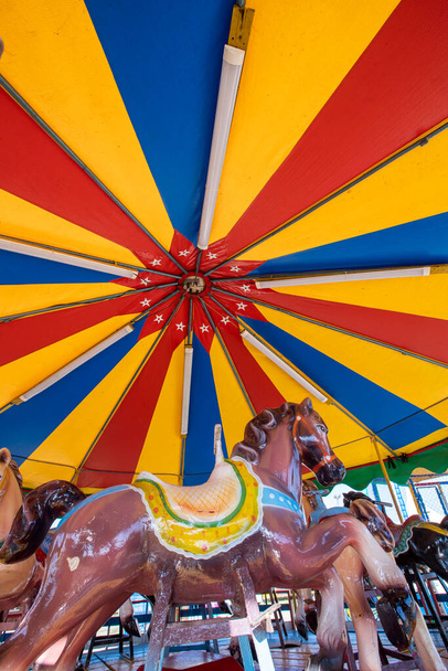 Carrousel dans un parc d'attractions avec la tente multicolore, sur la campagne du Brésil - Photo, image