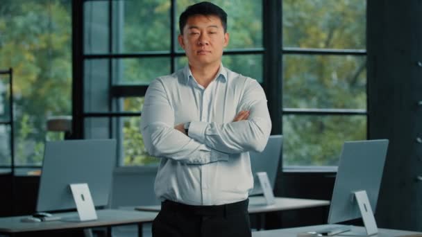 Muž portrét silný muž asijský japonský boss vůdce profesionální podnikatel bankéř zaměstnanec office manager pózování na moderním pracovišti čínský korejský podnikatel stánek s složenými pažemi jistý póza - Záběry, video
