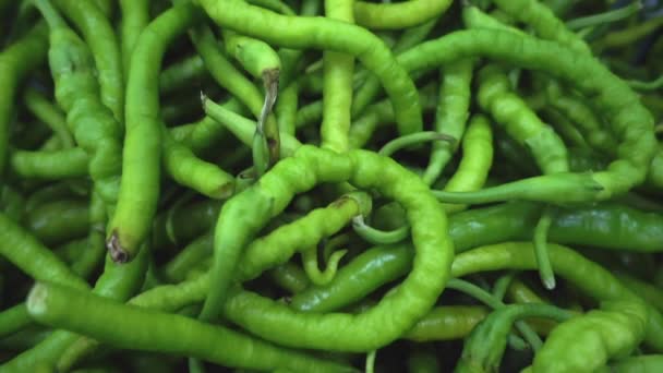 Groene en rode puntige hete pepers op de markt Counter Footage. - Video