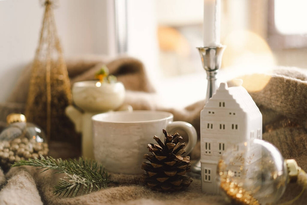 Kerstcompositie. Warme thee, kaarsen, gouden kerstballen en decoraties. Kerststemming. Winter concept. - Foto, afbeelding