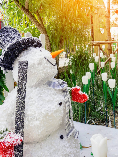 Güzel dekoratif yapay kardan adam dekorasyonu küçük bir yerleşim yerinin girişinde. Noel tatilinde halk parkının önünde duran kardan adam. Noel ve Yeni Yıl Konsepti. - Fotoğraf, Görsel
