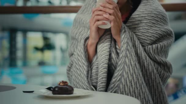 Άγνωστη επισκέπτης γυναίκα πελάτης shopper κορίτσι ανάπαυσης στο καφέ εστιατόριο καφετέρια μετά την ημέρα ψώνια φοράει κουβέρτα πίνοντας άρωμα ζεστό τσάι καφέ από το κύπελλο παραγγελία κέικ σοκολάτας απολαύσετε νόστιμο γλυκό έρημο - Πλάνα, βίντεο