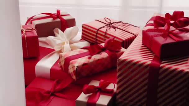 Cadeaux de Noël, cadeaux de Noël traditionnels, boîtes cadeaux de Noël rouges et roses classiques, cadeau de luxe emballé pour le Nouvel An, anniversaire, Saint-Valentin et concept de vacances - Séquence, vidéo