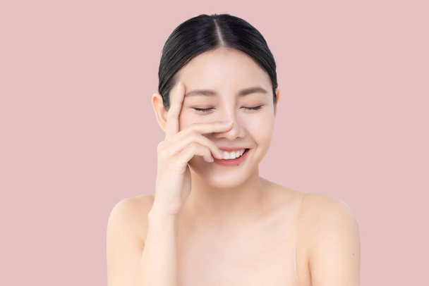 Estúdio tiro bela jovem mulher asiática com pele fresca limpa isolada no fundo rosa, tratamento de rosto beleza e conceito de spa - Foto, Imagem