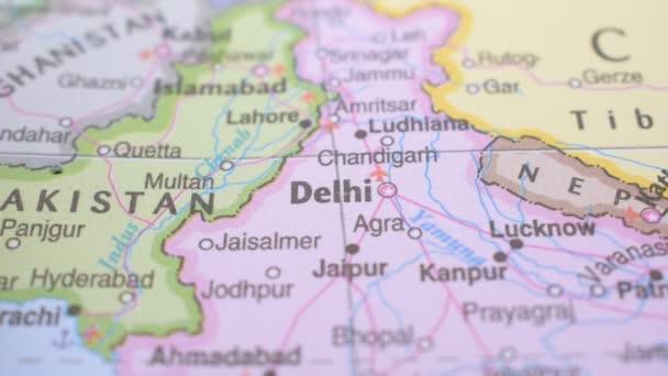 Concetto di viaggio Push Pin Indicazione su una mappa politica Ubicazione del Delhi - Filmati, video
