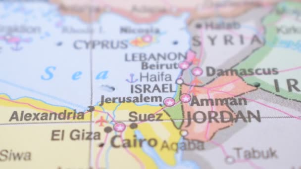 Concepto de Viaje Push Pin Señalando un Mapa Político Ubicación de The Israel - Metraje, vídeo
