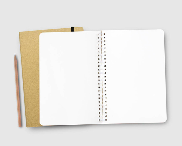 Cuaderno en blanco y despertador rojo en el espacio de trabajo. Escritorio de oficina para concepto de negocio. Vista superior con copyspace. - Foto, imagen