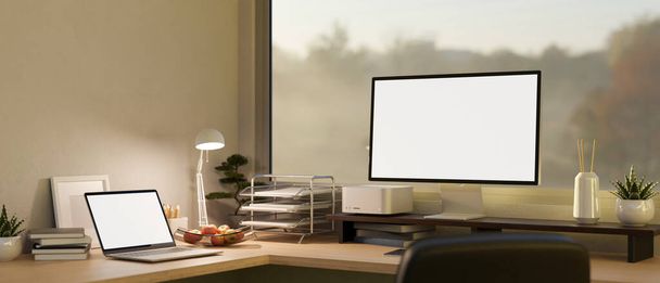 Μοντέρνος και άνετος χώρος εργασίας με laptop και PC computer desktop mockup, γραφική ύλη, επιτραπέζιο φωτιστικό και αξεσουάρ στο γωνιακό γραφείο δίπλα στο παράθυρο. 3D καθιστούν, 3d εικονογράφηση - Φωτογραφία, εικόνα