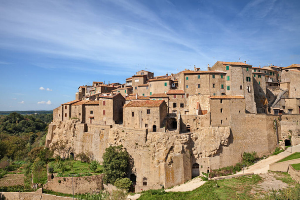 Farnèse, Viterbe, Latium, Italie : paysage de l'ancienne ville de colline habitée depuis l'âge du bronze dans la région historique Tuscia - Photo, image