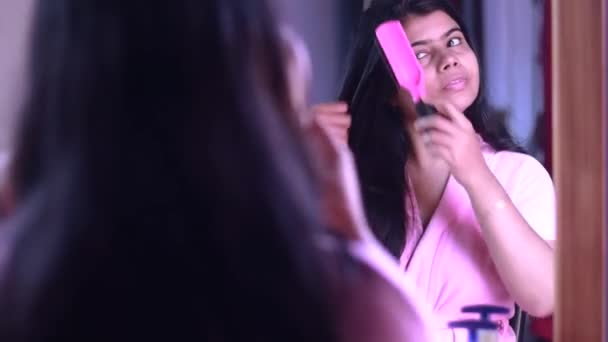 Kaunis intialainen nainen huolissaan valtava hiustenlähtö ongelma harjaamalla hiukset istuu edessä peili - Materiaali, video
