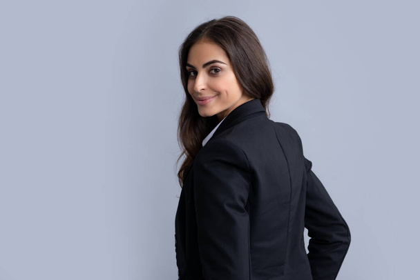 Business woman portrait. Attractive young pretty cheerful businesswoman in suit, isolated gray background - Foto, Bild