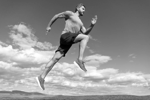 スポーツ選手は勝つために速く走る。男性のワークアウト活動。フィットネスマンはスポーツウェアを着る。エネルギーに満ちています。自由を感じる。マラソンスピード。持久力とスタミナ。若くて自由よ。挑戦と競争. - 写真・画像