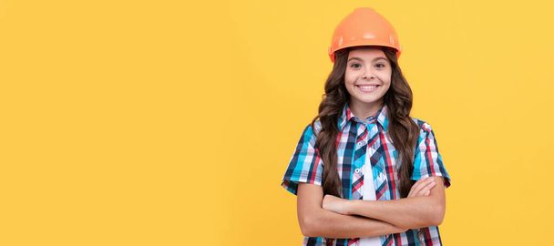 Mérnök tinédzser lány. Boldog gyerek göndör hajjal az építkezési sisakban, vállalkozó. Gyerek építő sisak vízszintes poszter design. Banner fejléc, másolási hely - Fotó, kép