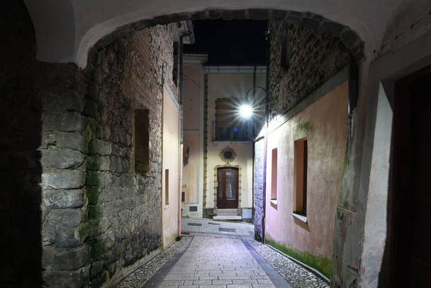 Vista noturna de uma rua em Ruviano, uma pequena aldeia na província de Caserta, na Itália. - Foto, Imagem