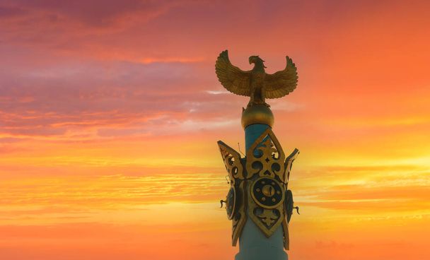 O monumento "Kazakh Eli" ("país cazaque") com o pássaro mítico Samruk no topo, que simboliza liberdade, prosperidade, força e desenvolvimento. - Foto, Imagem