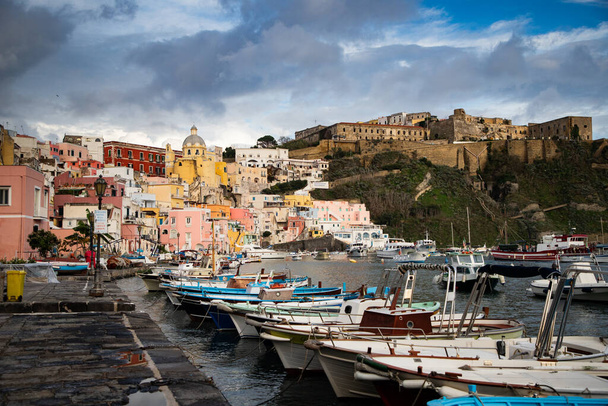 カラフルなマリーナや狭い通り、ビーチで有名なイタリアの美しい島のプロシダ - 写真・画像