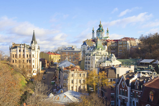 Андреевский храм и Ричардский замок на Андреевском спуске в Киеве, Украина - Фото, изображение