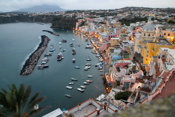 カラフルなマリーナや狭い通り、ビーチで有名なイタリアの美しい島のプロシダ - 写真・画像