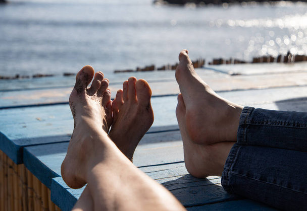 голі ноги розслабляються на пляжі
 - Фото, зображення