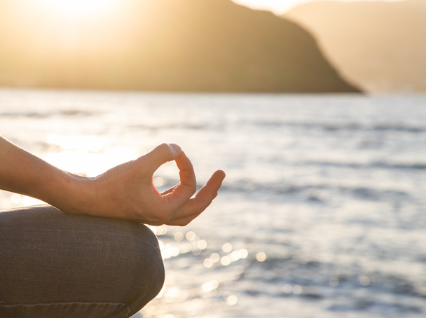 žena meditující při západu slunce u moře - Fotografie, Obrázek
